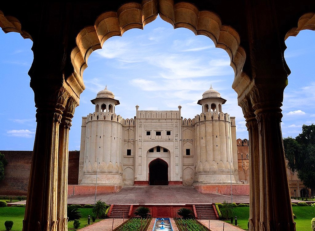 1024px-Lahore_Fort_view_from_Baradari